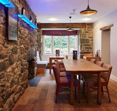 Cross Foxes - Bar Grill Rooms - detail 1